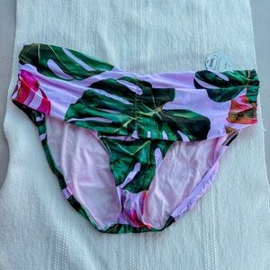 Decree floral swim
Bottoms size 3x NWT